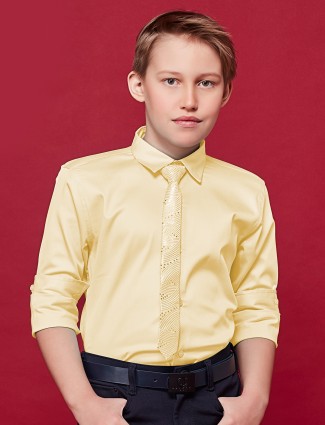 Blazo light yellow plain shirt with tie