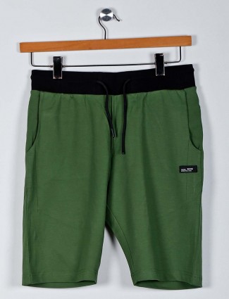 Chopstick solid green slim fit shorts