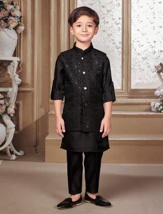 Trendy black waistcoat set in raw silk