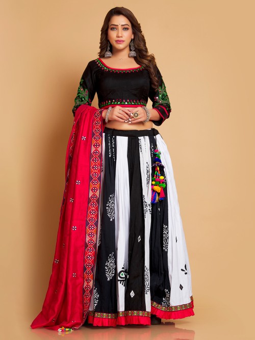 Buy black Sabyasachi Floral lehenga Online from EthnicPlus for ₹2749