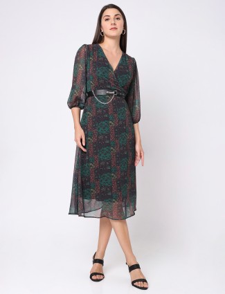Deal black and green dress in printed
