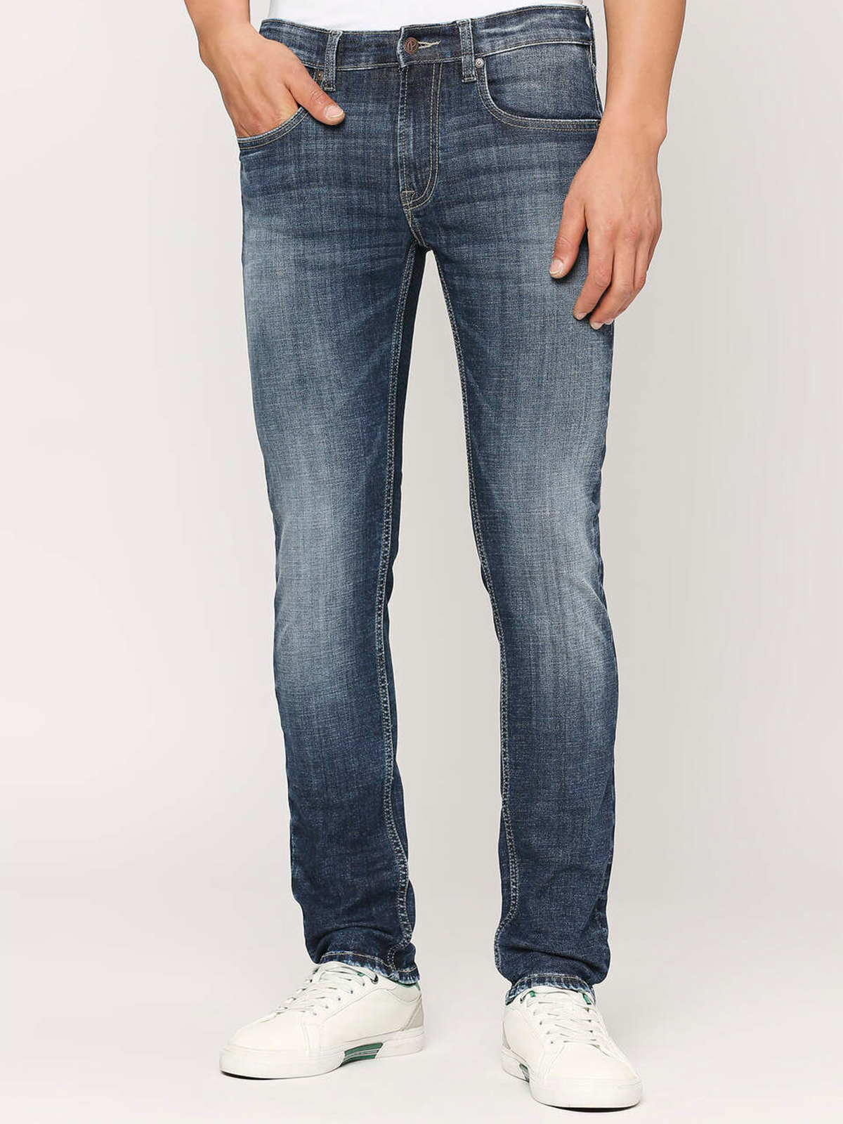 Buy Men Blue Light Wash Slim Tapered Jeans Online - 672826 | Peter England